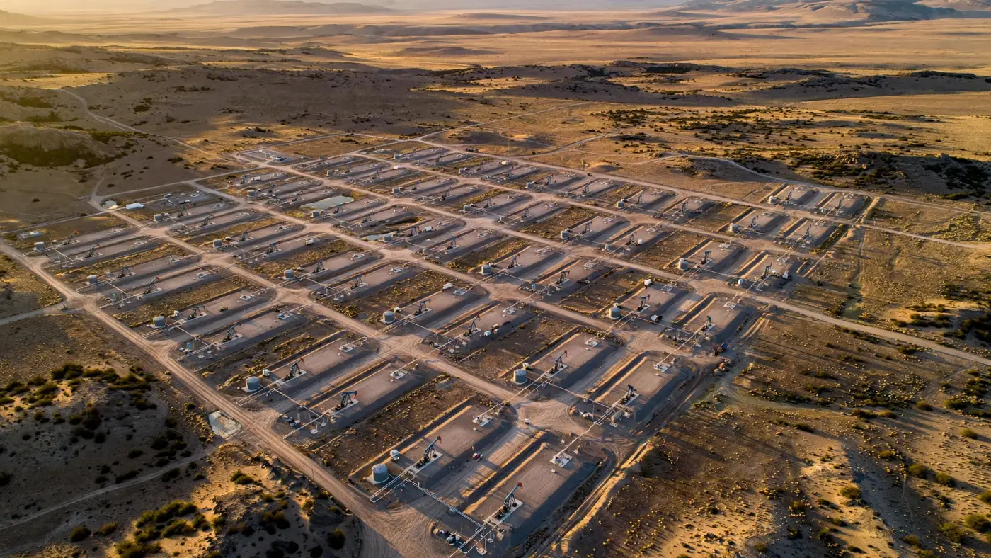 Vista aérea de una grilla de pozos en Vaca Muerta, Patagonia argentina